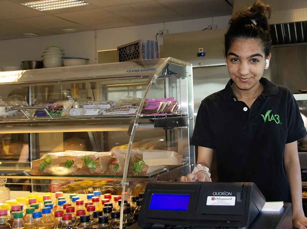 Lærekandidat ved kassen på Indre Østfold Café